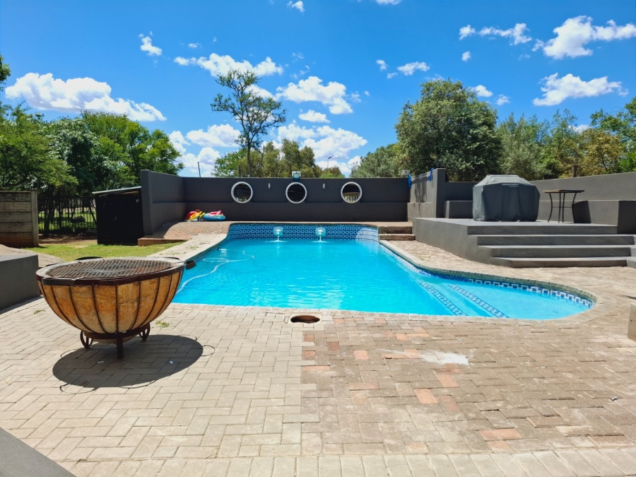 5 Bedroom Property for Sale in Rayton Free State